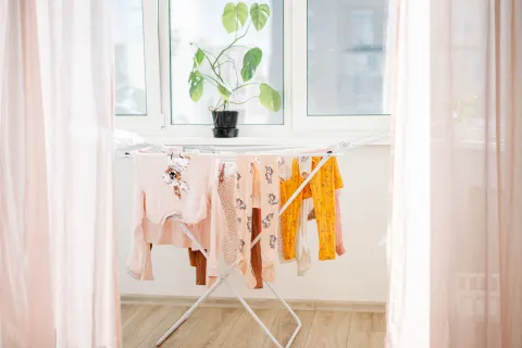 El truco de los japoneses para secar la ropa adentro de casa en los días de lluvia El truco de los japoneses para secar más rápido la ropa dentro de casa.
