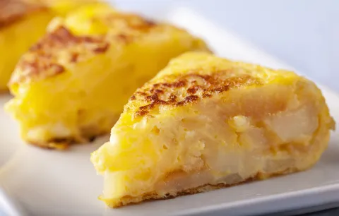 Las 5 recetas económicas de Doña Petrona que debés conocer Tortilla de papas: una receta inspirada en Doña Petrona.