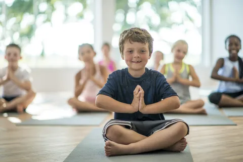 Yoga para niños: 9 posturas básicas para practicar en casa Yoga infantil: un taller para chicos que puede ayudarlos a la salud física y emocional.