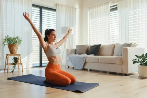 Por qué hace bien practicar 10 minutos de yoga por día mujer practica yoga
