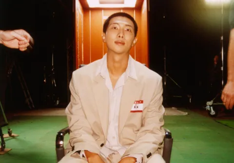 Right Place Wrong Person: un disco brillante y sorprendente en donde RM vuelve a darlo todo Kim Nam-joon lanzó su segundo disco solista, Right Place Wrong Person.