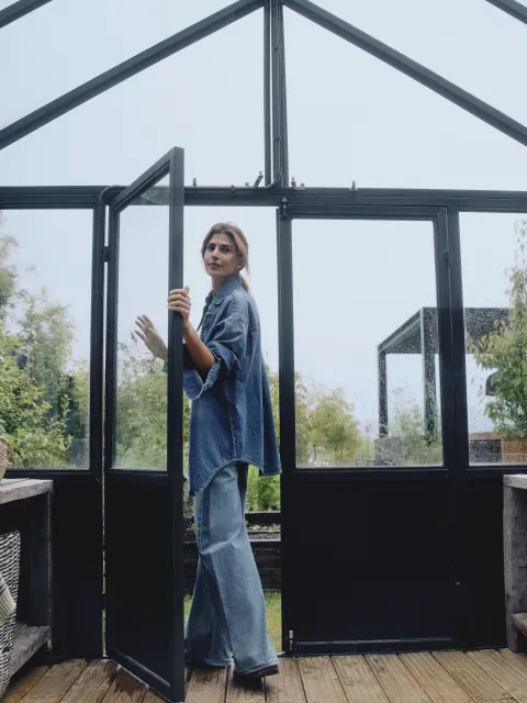 Juliana Awada adelanta la maxicamisa tendencia para el invierno, diseñada por ella ¿Camisa de denim + jean? Sí, para Juliana es una tendencia que va.