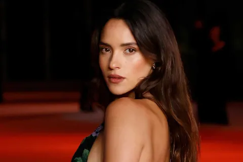 Quién es Adria Arjona: el nuevo amor de Jason Momoa y la hija de Ricardo Arjona Adria Arjona es la hija del cantante guatemalteco, Ricardo Arjona, y el nuevo amor de Jason Momoa.