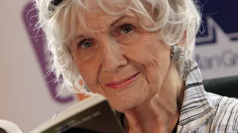 A los 92 años falleció Alice Munro: la historia de la ganadora del Premio Nobel de Literatura Alice Munro, escritora canadiense ganadora del Nobel de Literatura.