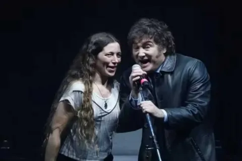 Quién es Ana Tamagno, la mujer que cantó con Javier Milei en el Luna Park Ana Tamagno se sumó al show del presidente de la Nación, Javier Milei, en el Luna Park y cantó junto a él.
