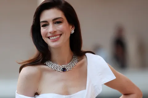 Anne Hathaway impuso tendencia con un vestido camisero total white Anne Hathaway impuso tendencia con un vestido camisero que fue furor
