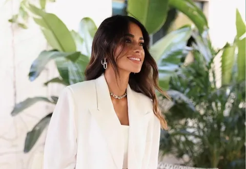 Antonela Roccuzzo mostró el look sastrero ideal para cualquier evento de gala Antonela Roccuzzo en el evento de una marca de cosméticos en Miami.