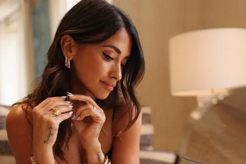 Anto Roccuzzo impuso tendencia con su look total black y sus impresionantes joyas Antonela Roccuzzo en un evento de Tiffany & Co. en Miami.