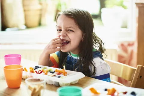 El autocuidado en la infancia: cómo generar rutinas saludables "Para introducir cambios saludables en nuestros hijos e hijas recomendamos hacerlo gradualmente, incorporando de a uno por semana y evaluando cómo se adapta a la dinámica de la familia", dice Alfie.