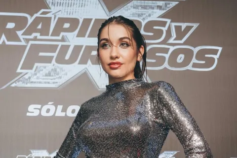 María Becerra deslumbró con el mini vestido plateado ideal para una noche de fiesta María Becerra en Instagram.