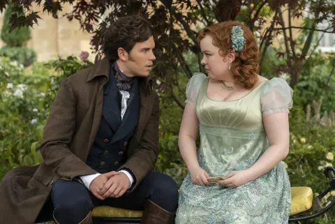 Netflix: 6 series ideales para maratonear si ya te devoraste Bridgerton Luke Newton y Nicola Coughlan son la pareja protagónica de Bridgerton.