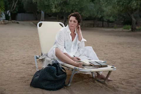Netflix: 8 películas dirigidas por mujeres que no deberías perderte Olivia Colman se luce en La hija oscura.