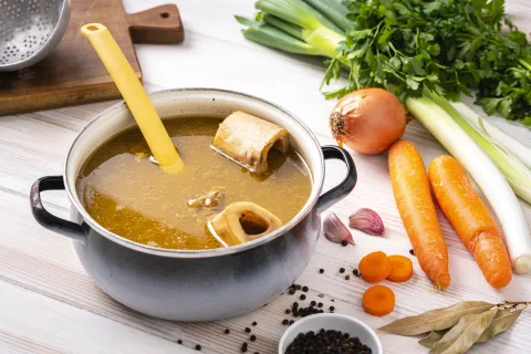 El caldo de huesos tiene colágeno y es bueno para la salud: una receta para que lo pruebes Entre los beneficios del caldo de huesos combate la inflamación articular.