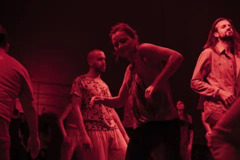 Ecstatic dance: en qué consiste esta disciplina que invita a bailar como una forma de liberar el cuerpo y las emociones Ecstatic dance: bailar hasta que los prejuicios se vayan.