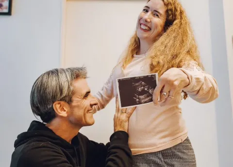 Daniela Aza, la influencer de la inclusión, está embarazada: "Esta lucha nos fortaleció como pareja” Dani Aza, junto a su compañero, felices con el embarazo.