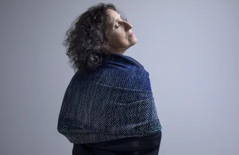 Cómo el cáncer cambió su vida: se transformó en artista del bordado Débora Staiff atravesó un duro tratamiento para superar el cáncer y las piedras que encontró el camino le valieron la oportunidad de dar un giro absoluto en su vida