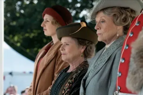 Downton Abbey 3: trama, nuevos actores y fecha de estreno "Downton Abbey" se hizo muy famosa gracias al gran éxito que tuvo en Gran Bretaña y Estados Unidos, más precisamente debido a su emisión en 2010