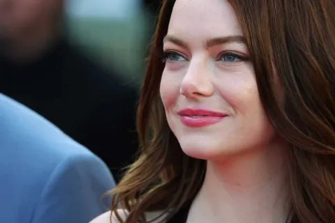 Emma Stone desplegó todo su glamour en la alfombra roja de Cannes 2024 Emma Stone se llevó todas las miradas en el festival con un diseño clásico de Hollywood.