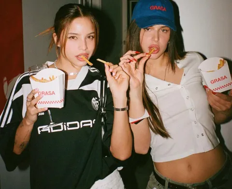 Emilia Mernes reapareció tras su problema de salud en una fiesta de Nathy Peluso Emilia Mernes y Nathy Peluso comiendo papas fritas en la Grasa Session