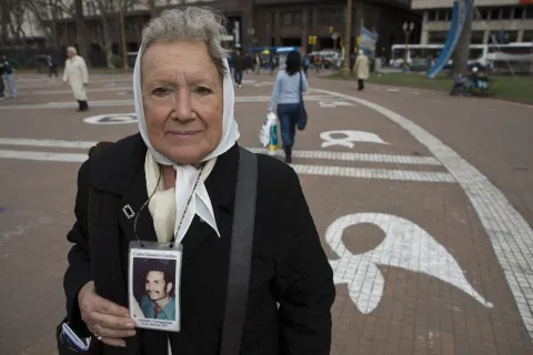 Murió Nora Cortiñas: a los 94 años falleció la cofundadora de Madres de Plaza de Mayo Norita Cortiñas en Plaza de Mayo, en el año 2009.