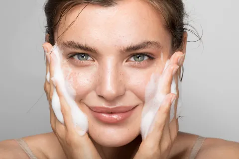 Skincare: 7 cosas que tenés que saber sobre la piel grasa y tu rutina de cuidado 10 cosas que debería saber si tenés la piel grasa.