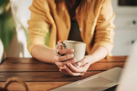 El motivo por el que hay que mojar los filtros de café A la hora de preparar un café una de las buenas prácticas es mojar un filtro de café. Te contamos el porqué.
