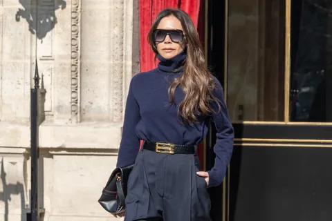 Clutch bag: la cartera que Victoria Beckham volvió tendencia esta temporada Victoria Beckham es la reina del estilo y sus diseños siempre se viralizan.