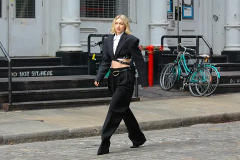 Gigi Hadid: 6 looks de street style con los que impuso tendencia Una de las modelos más conocidas en todo el mundo, Gigi Hadid impone tendencia con sus looks de street style.