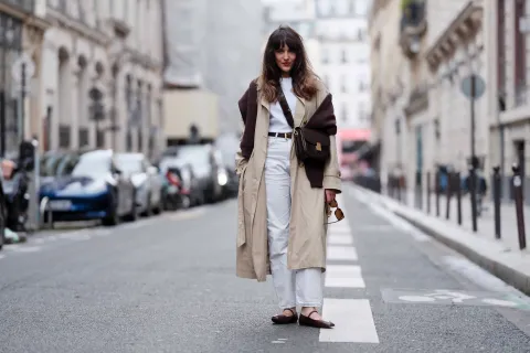 Tendencia invierno 2024: cómo sumar el pantalón blanco a tus looks diarios Jean blanco recto en un look otoñal.