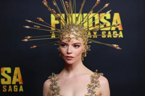 Anya Taylor-Joy sorprende por su extravagante look para el estreno de Mad Max Anya Taylor-Joy durante el estreno de Furiosa, la nueva película de Mad Max.