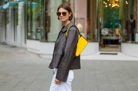 Temporada invierno 2024: las claves para combinar el amarillo con tonos fríos Cómo combinar el color amarillo, dependiendo tu tono de piel.