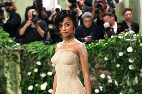 MET Gala 2024: así se confeccionó el vestido de arena de Tyla que sorprendió a todos Tyla sorprendió a todos con su increíble vestido de arena.
