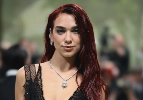 Dua Lipa contó que no hace terapia y que prefiere tener una astróloga de cabecera Dua Lipa habló sobre su enorme amor y pasión por la astrolgía.