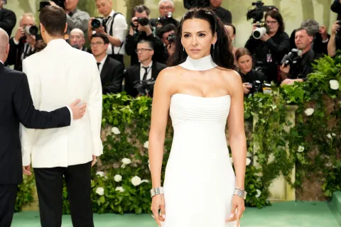MET Gala 2024: el increíble look de la argentina Luciana Barroso, la esposa de Matt Damon Lucian Barroso sorprendió a todos por su increíble look en la MET Gala 2024.