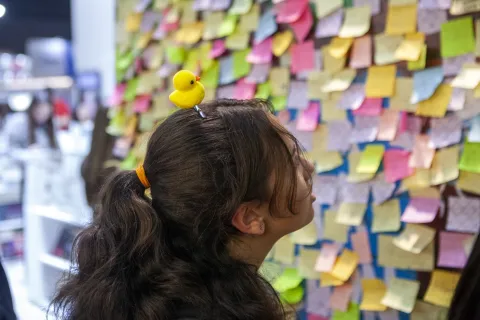 Por qué se usan patitos en la cabeza y cuánto cuestan Una chica argentina recorriendo la Feria del Libro con un patito en la cabeza.