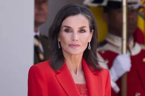 La reina Letizia luce zapatillas minimalistas y se suma a la tendencia barefoot La reina Letizia durante su participación en el Día de las Fuerzas Armadas 2024.