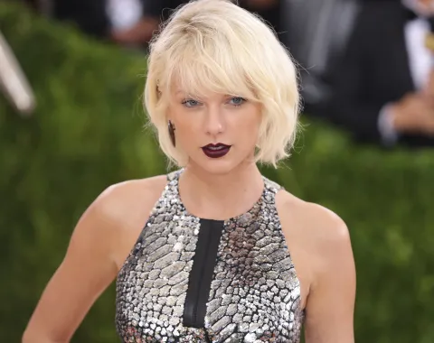 Hoy se celebra la MET Gala 2024: a qué hora empieza y por qué canal podrás verla Hoy se celebra una nueva edición de la MET Gala.