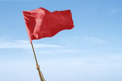 Manipuladores emocionales: cómo reconocerlos para desactivar sus estrategias Cuáles son las red flags en las relaciones.