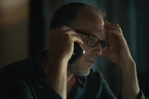 Decía que era representante de estudios de Hollywood y le prometía fama para terminar estafándolos Hollywood Con Queen está disponible en Apple Tv+.