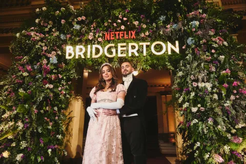 Los looks del falso casamiento de Nico Occhiato y Flor Jazmín Peña al mejor estilo Bridgerton Nicolás Occhiato y Flor Jamín Peña y su falsa boda en el Teatro Colón.