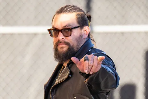 Jason Momoa confirmó su relación con la actriz Adria Arjona, hija de Ricardo Arjona El actor Jason Momoa publicó unas imágenes en las que se la puede ver a la hija del cantante guatemalteco, Ricardo Arjona.