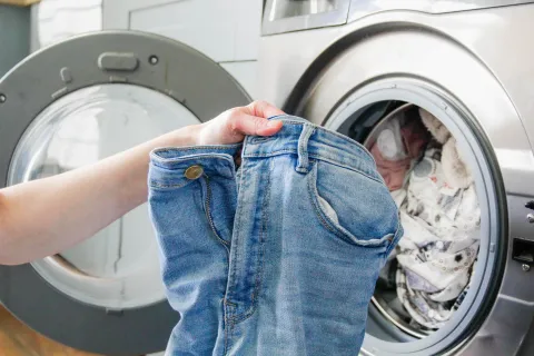 Cómo lavar los jeans sin que se destiñan: este es el truco definitivo Para lavar tu jean a mano se recomienda poner poca cantidad de detergente en agua y dejarlos en remojo por unos 45 minutos.
