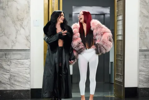Lali estrenó un nuevo tema: quién es Taichu, la cantante con quien se unió en S.O.S. Lali y Taichu juntas en el videoclip S.O.S.