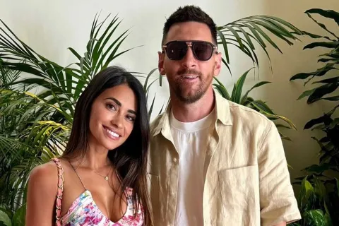 El look playero total beige de Messi y la reacción de De Paul: “Qué conjuntiviti, Leonel” Lionel Messi sorprendió a todos en sus redes con un estilismo muy canchero y De Paul le hizo un comentario muy particular.