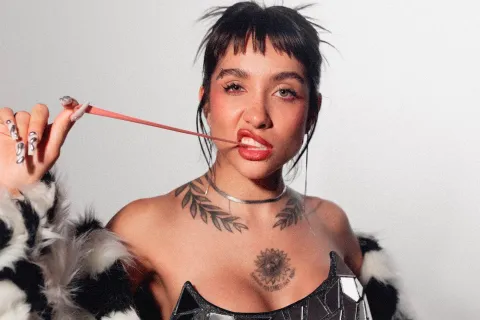 María Becerra estrenó su nuevo tema, Imán, y comenzó la próxima era de la nena de Argentina La cantante, María Becerra le respondió a una tuitera que la criticó por su forma de festejar el 25 de mayo.