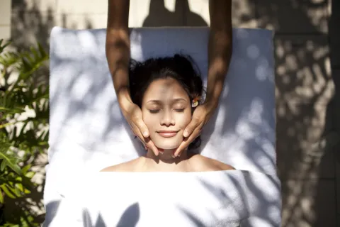 Masaje facial Kobi Do: ¿cuáles son sus beneficios? Entre los beneficios terapéuticos del masaje facial japonés, se relaja la musculatura y disminuye la rigidez facial.