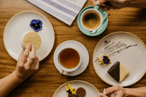 Día del té: por qué se celebra y nuestros 5 elegidos para ir a disfrutar de esta infusión milenaria Día del té: nuestros elegidos para disfrutar de esta infusión invernal.