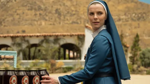 Betty Gilpin protagoniza Mrs. Davis, serie disponible en Max.