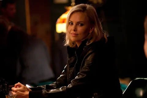 Charlize Theron es la protagonista de Adultos jóvenes. 