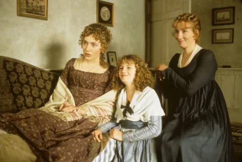 Netflix tiene estas 8 películas de los 90' que todo amante del buen cine debería ver Las hermanas Dashwood, personajes principales de Sensatez y sentimientos.